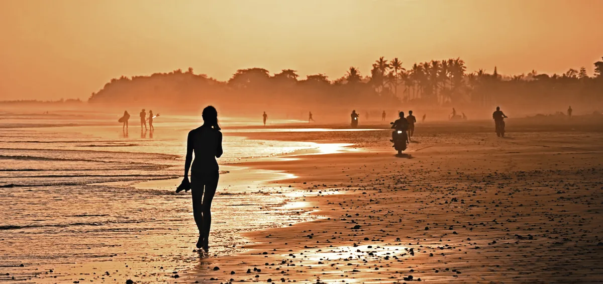 Playa de arena negra de Tabanan, ideal para largos paseos al atardecer