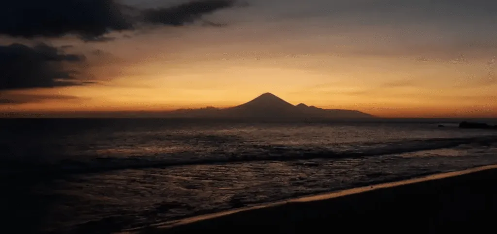 Atardecer en la costa de Tabanan con el monte Ijen de Java en el horizonte