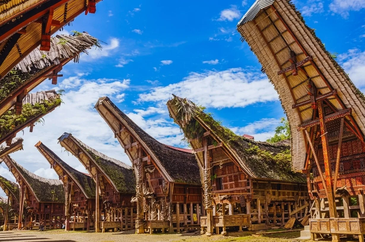 Tana Toraja y sus tumbas colgantes