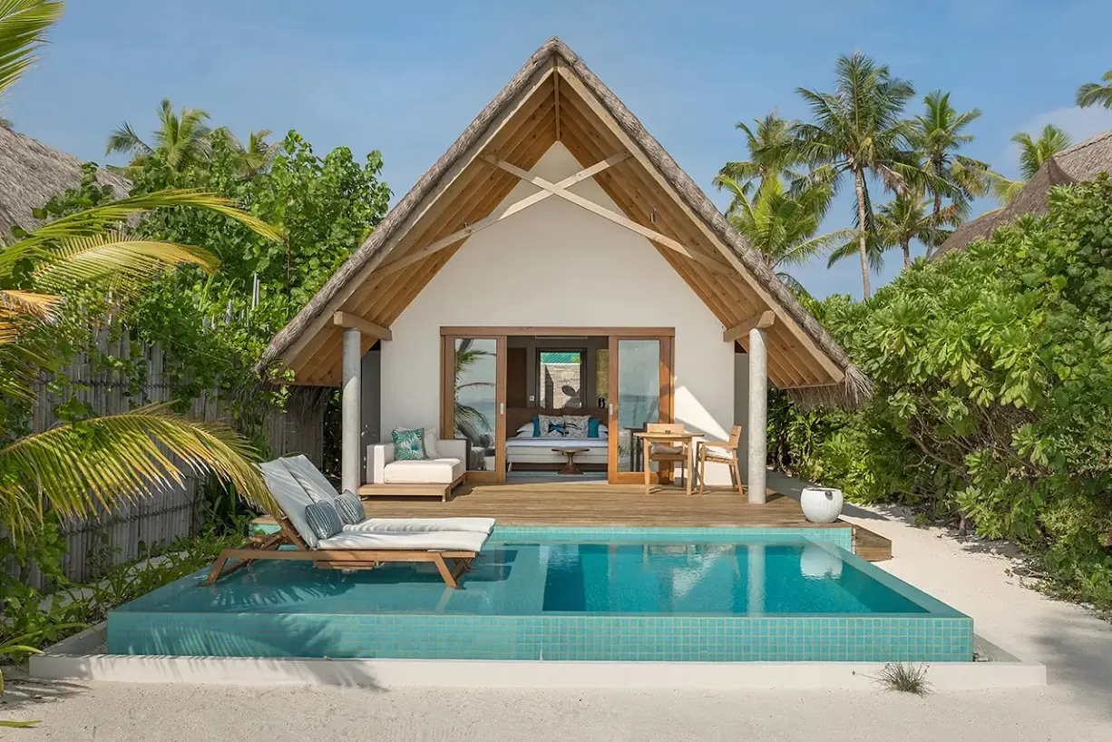 Villa Tropical: exterior con arquitectura A-frame y piscina privada